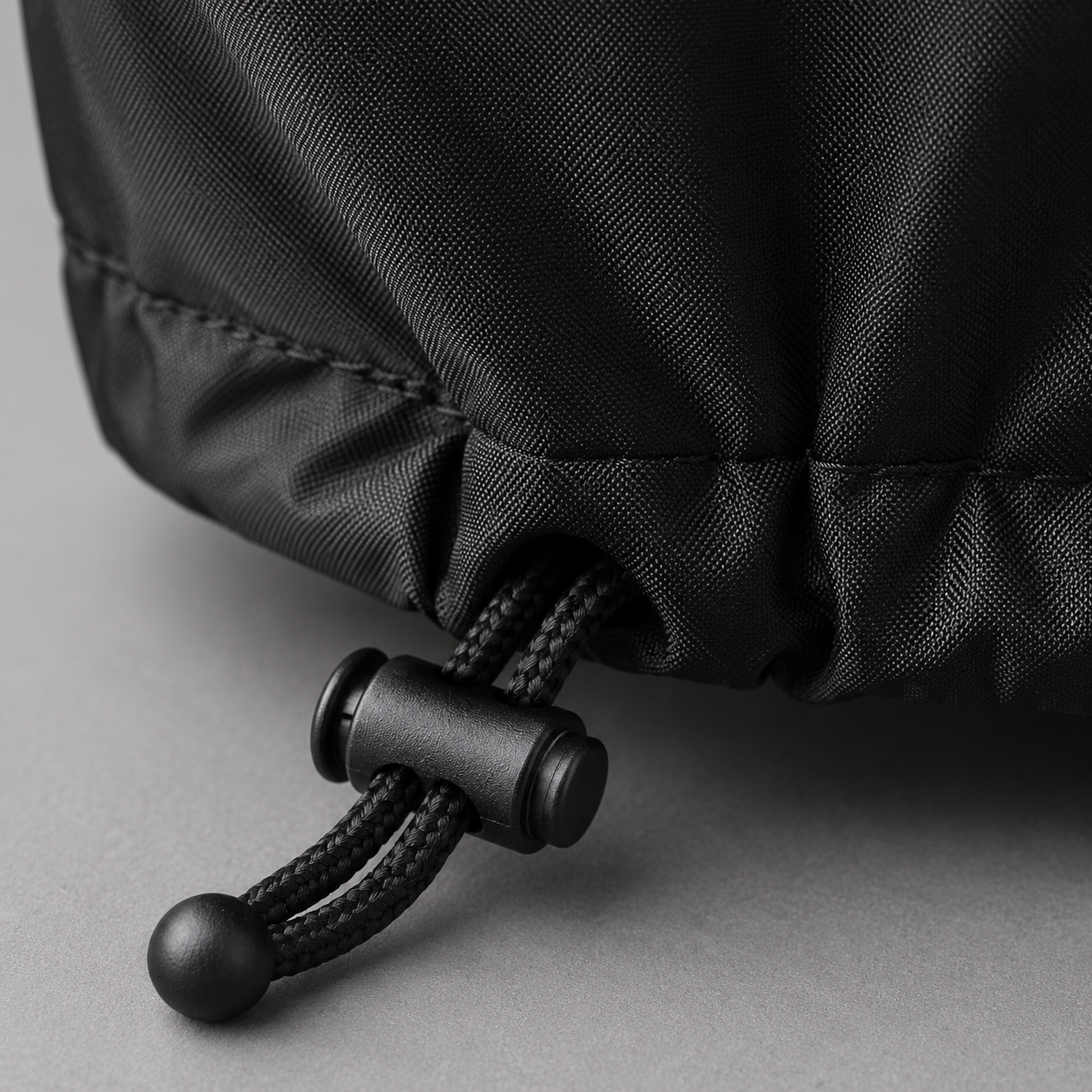 Detalhe do cordão de fechamento da capa para espreguiçadeira com dispositivo de ajuste